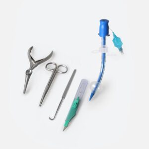 Surgicric II nødtracheotomi-sæt med kirurgiske instrumenter og endotrakealtube på hvid baggrund.